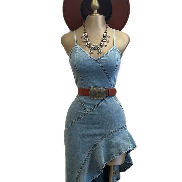 Asymmetrische denim jurk met dunne bandjes en volant aan de zijkant - Elira