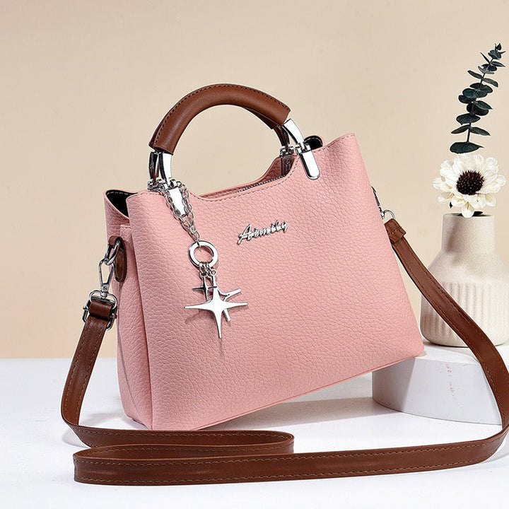 Damestas van imitatieleer met decoratieve hanger - Giana