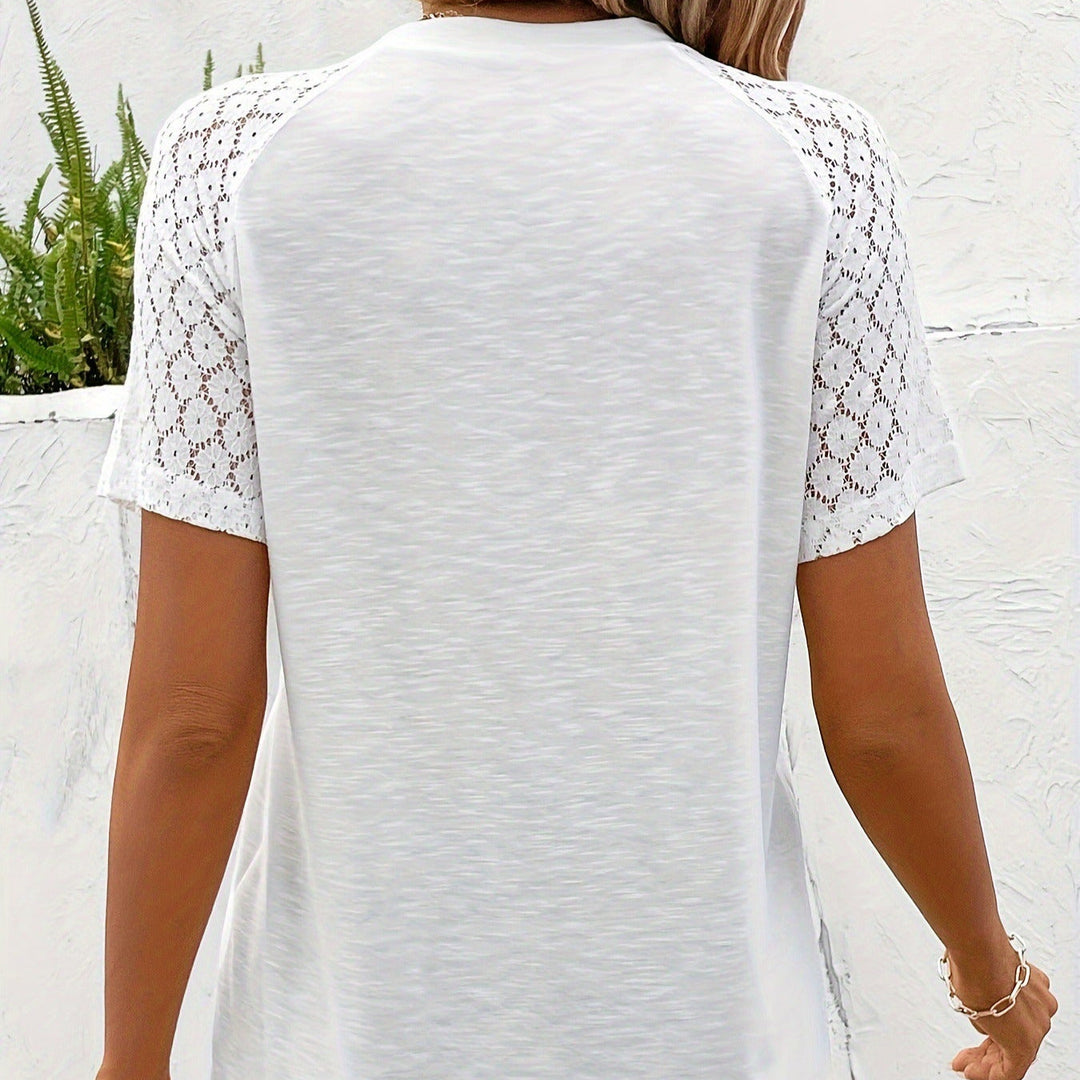 Damesblouse met opengewerkt kant en sierknopen in casual stijl - Daniela