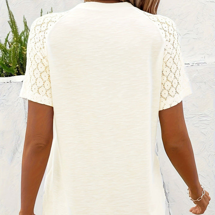 Damesblouse met opengewerkt kant en sierknopen in casual stijl - Daniela