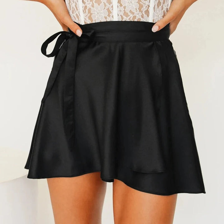 Elegante en vrouwelijke wikkelrok van satijn met hoge taille, perfect voor verfijnde looks en speciale avonden.