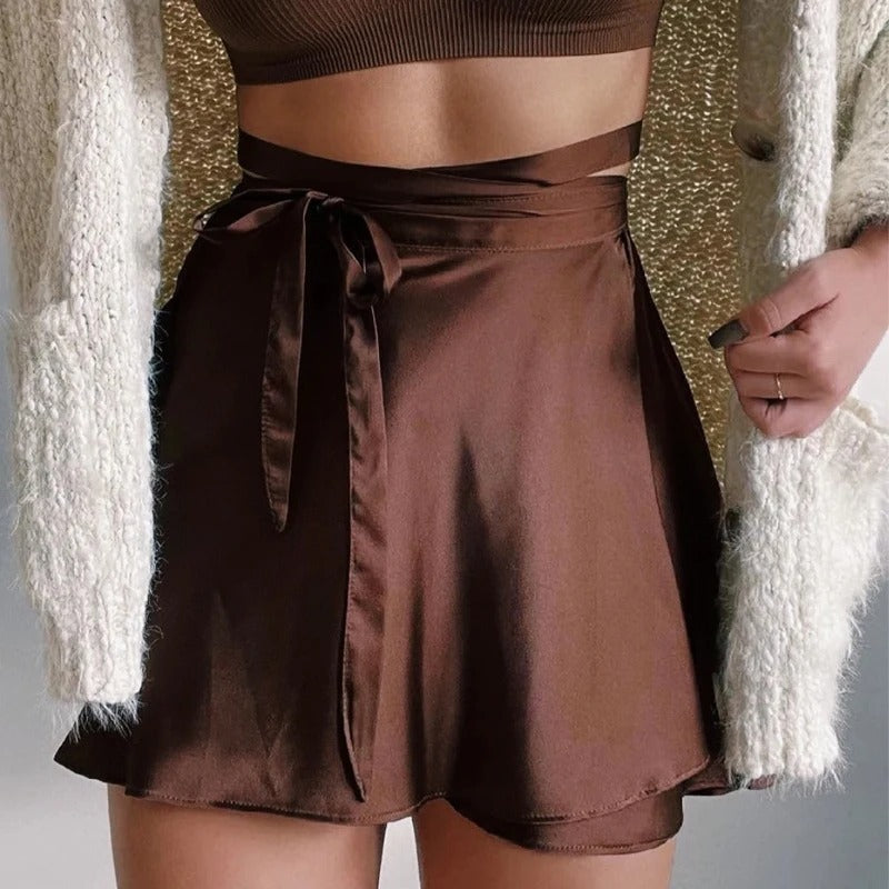 Elegante en vrouwelijke wikkelrok van satijn met hoge taille, perfect voor verfijnde looks en speciale avonden.