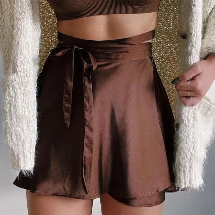 Elegante en vrouwelijke wikkelrok van satijn met hoge taille, perfect voor verfijnde looks en speciale avonden.